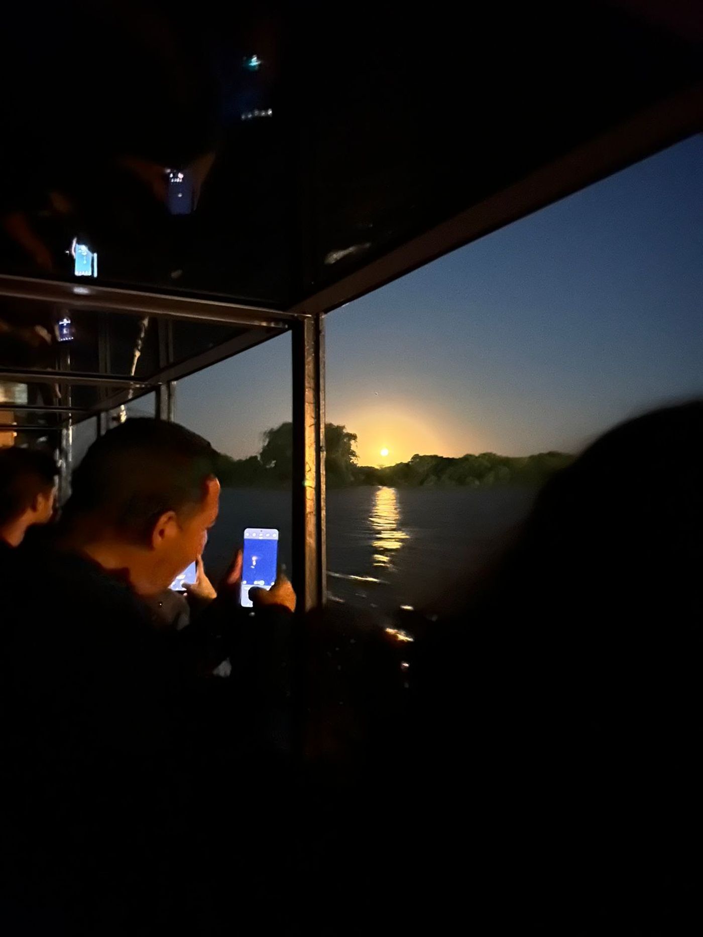 Berisso invita a conocer el Río Santiago en barco y a la luz de la luna.