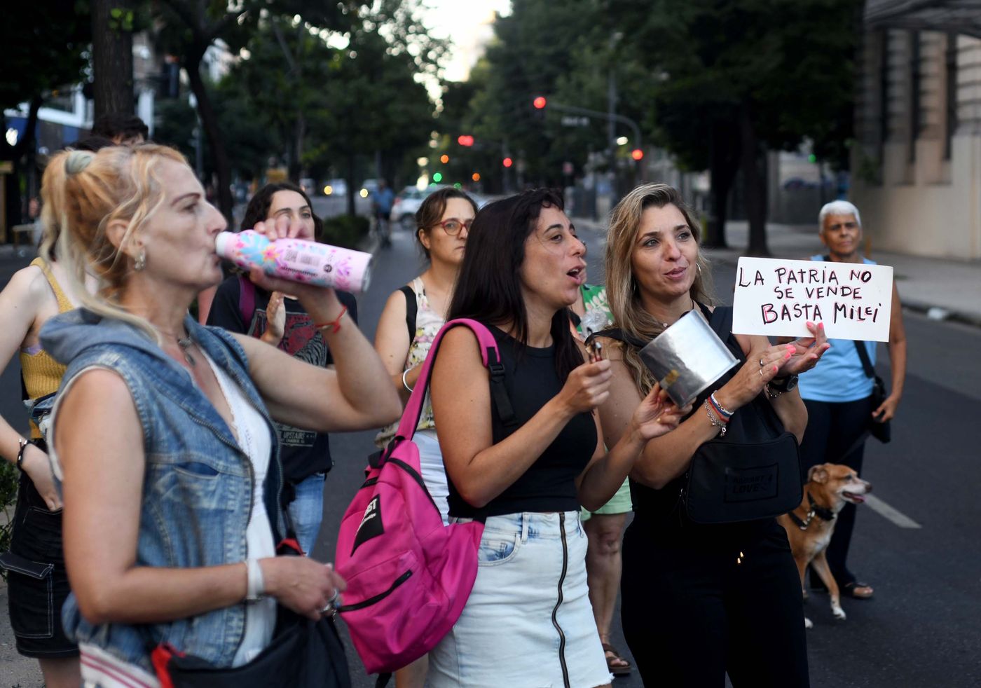 cacerolazo en 7 y 50 no al dnu -0005.JPG