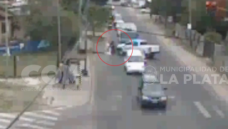 Un motociclista escapó de un control, la Policía lo siguió y terminó chocándolo para detenerlo Un motociclista escapó de un control, la Policía lo siguió y terminó chocándolo para detenerlo