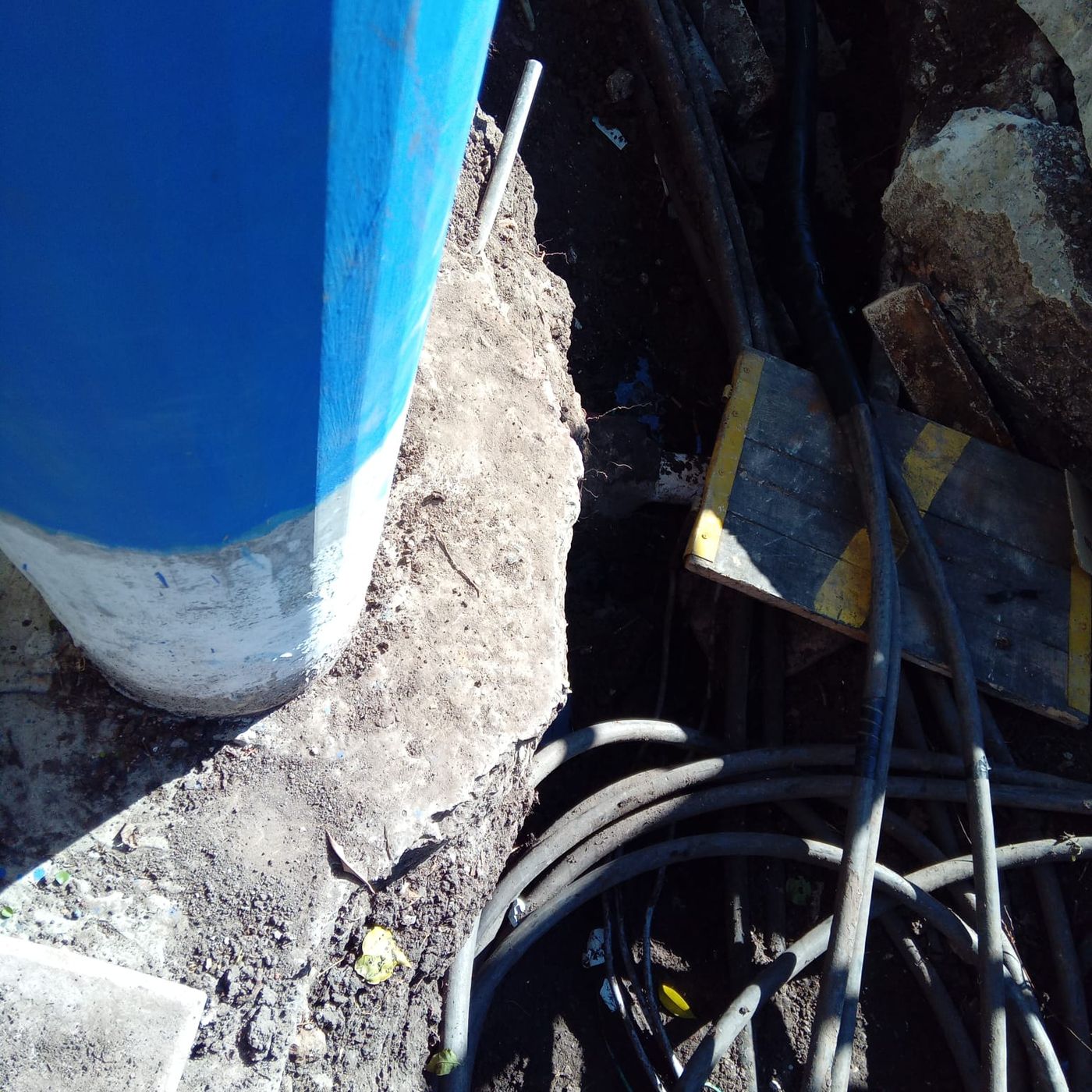 El vecino de La Plata que se vio afectado comparti&oacute; im&aacute;genes del cable sobre el ca&ntilde;o cloacal