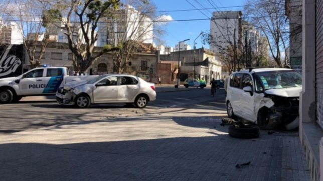 espectacular choque en la plata termino con un auto incrustado en un edificio