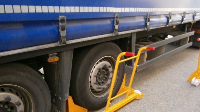 cuatro ladrones quisieron robarse las ruedas de un camion estacionado y dos terminaron presos