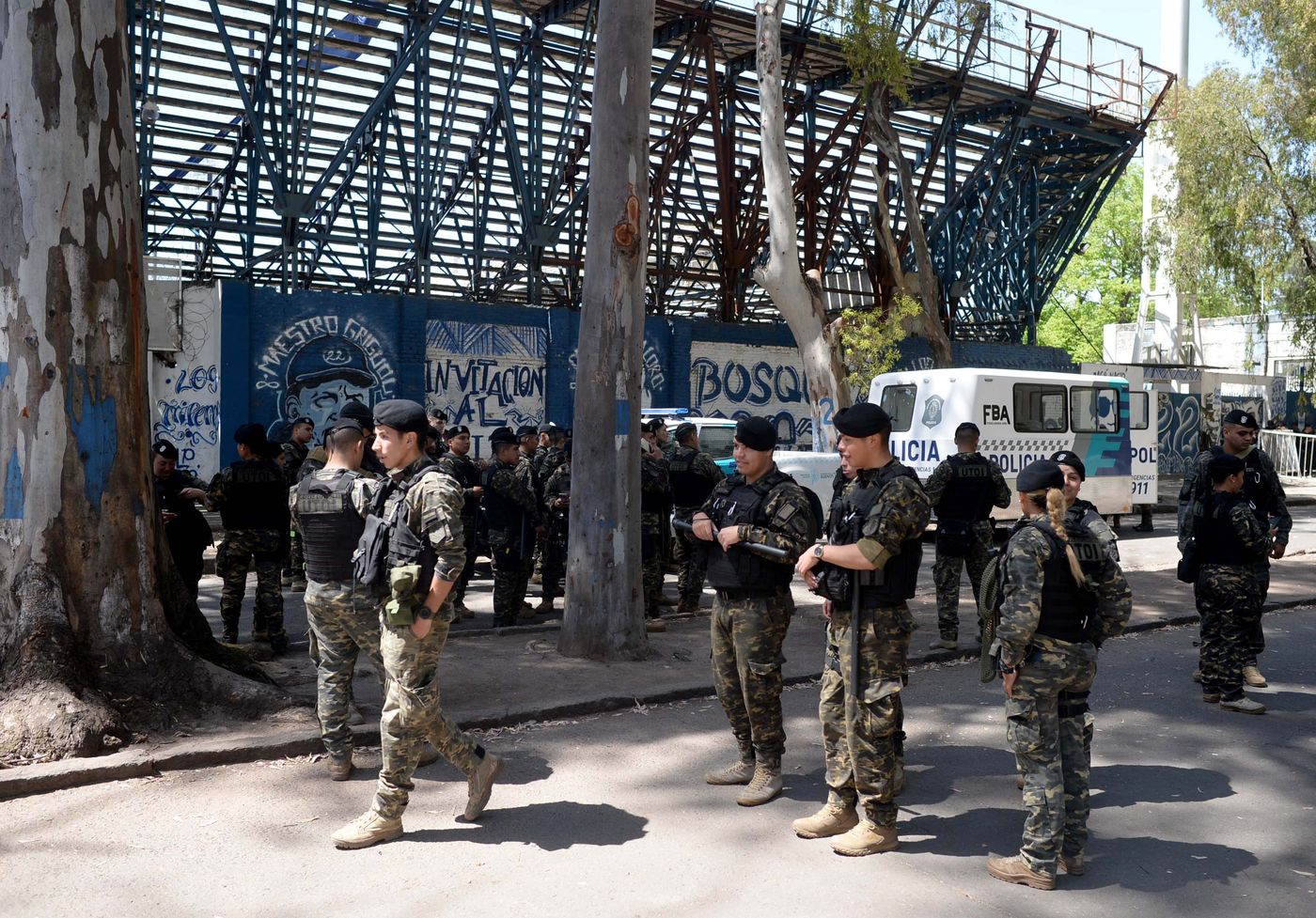 Operativo policial Bosque Gimnasia (7).JPG