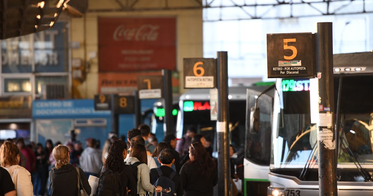Tras el aumento de los micros, viajar ida y vuelta de La Plata a ...
