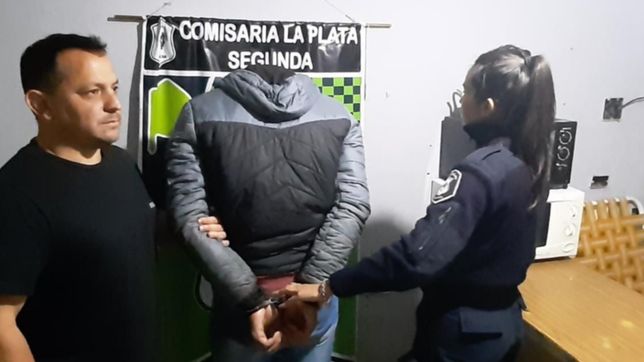 quiso asaltar a un hombre con un arma tumbera y termino detenido por un policia de franco