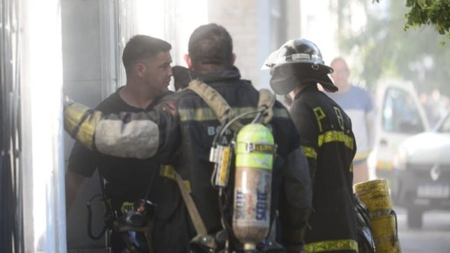 una mujer se intoxico en un incendio en la plata y la rescataron de milagro sus vecinos