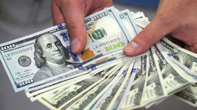 ya se necesitan 311 pesos argentinos para comprar un dolar en uruguay