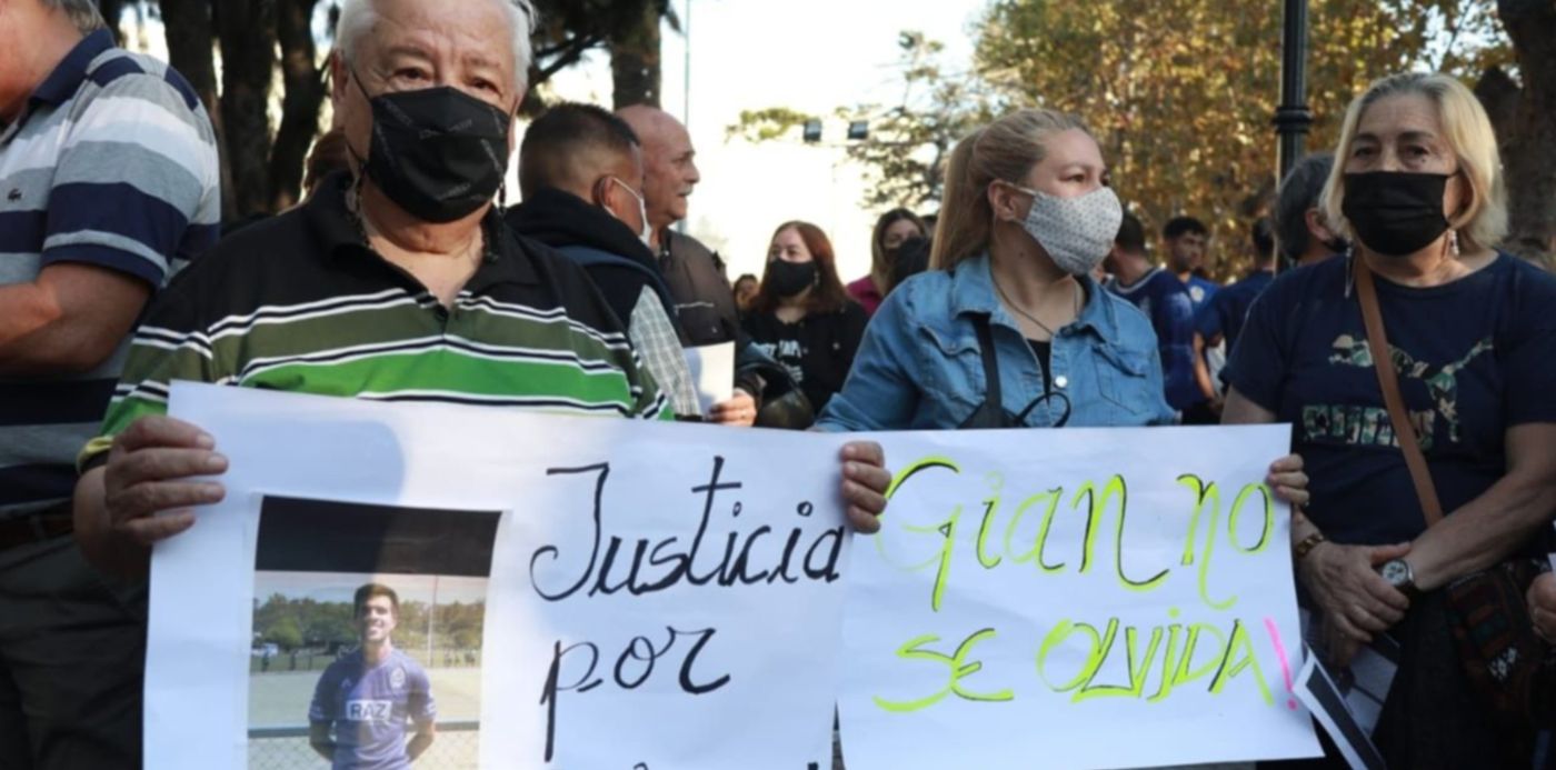 Marcha por Gian Luca Arcuri en Ensenada