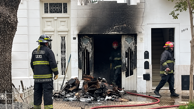 tension por un incendio desatado a metros de una comisaria de la plata