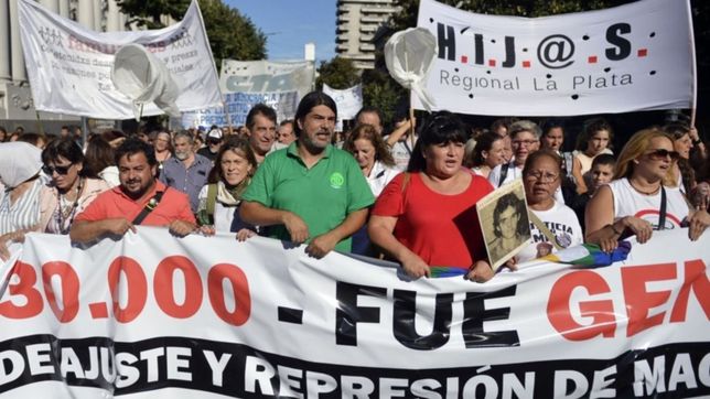 haran un nuevo escrache a luis baume, un genocida con prision domiciliaria en la plata
