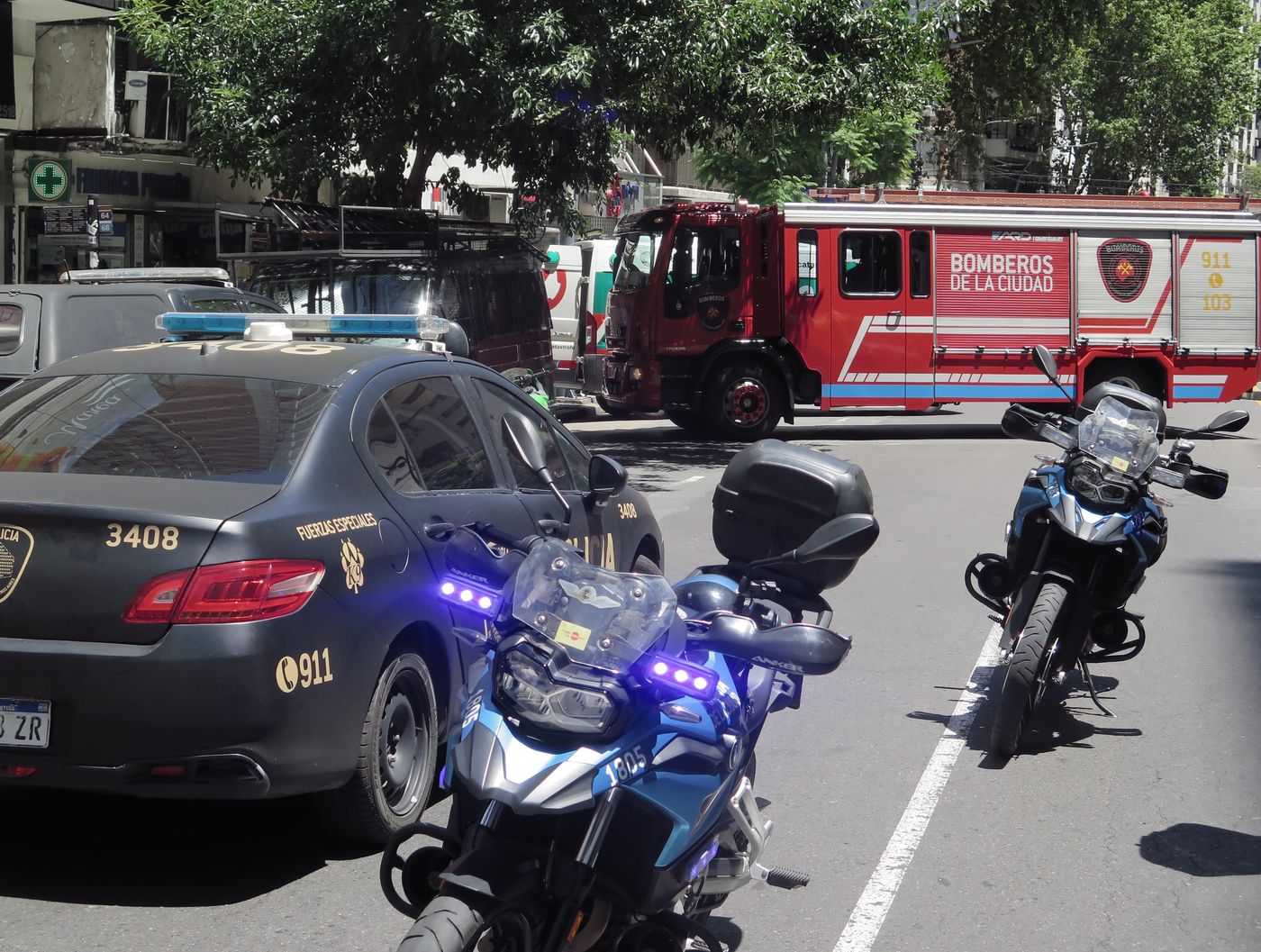 La Polic&iacute;a y los Bomberos de la Ciudad trabajaron sobre la calle, a la espera del fin del conflicto que se estir&oacute; durante 7 horas.