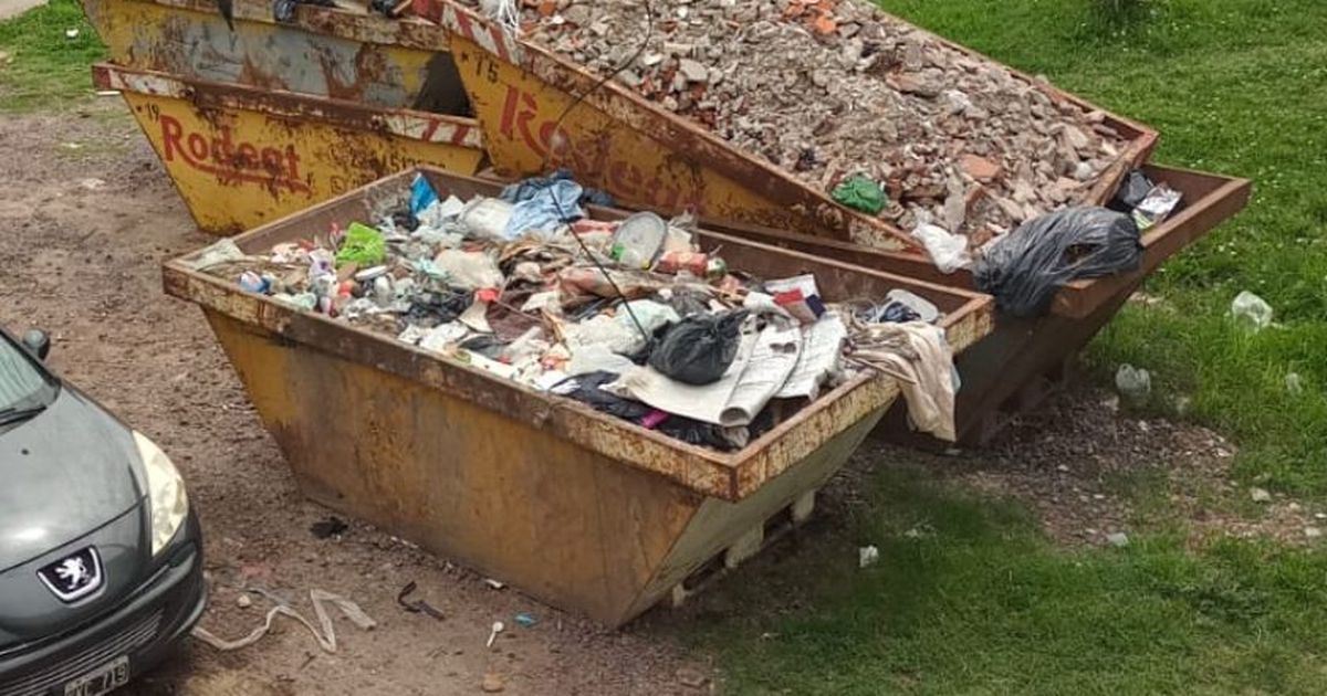 Vecinos de Villa Elvira en alerta por la acumulación de contenedores ...