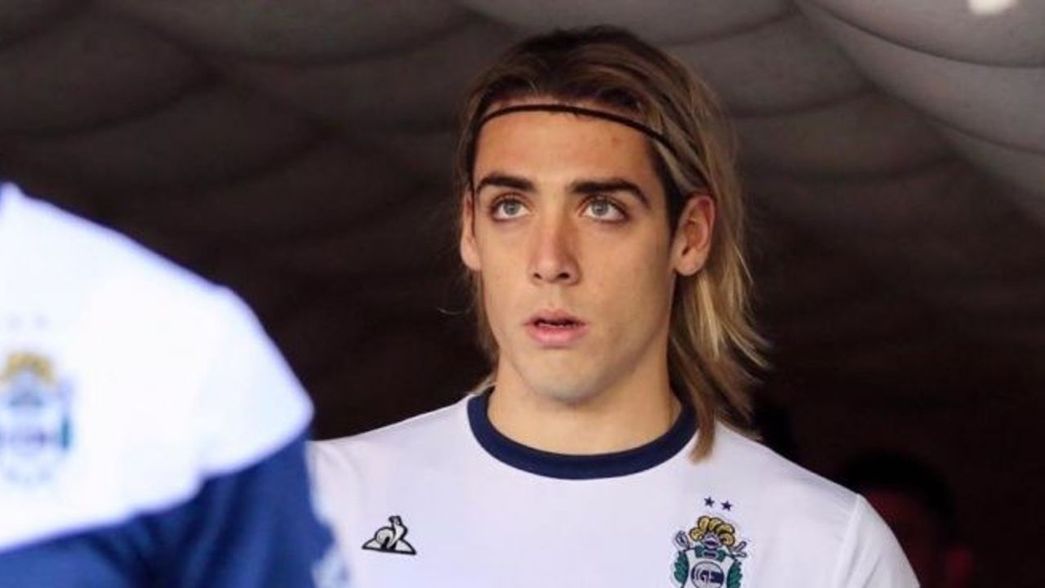 La FIFA inhibió a Gimnasia por una deuda con Claudio Spinelli que se está negociando