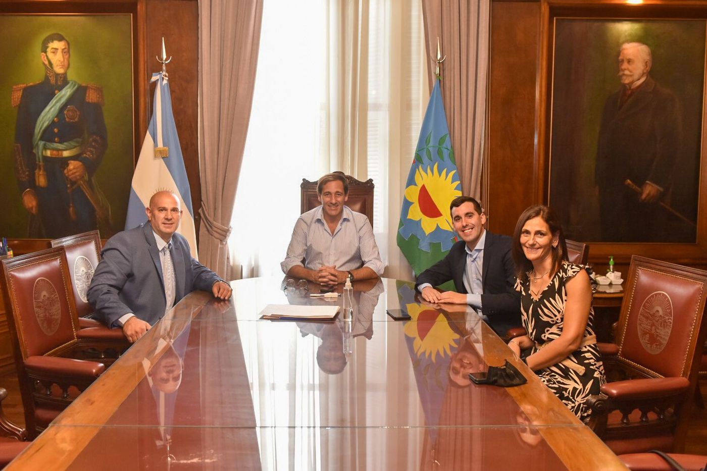 El ex intendente Julio Garro en 2021 cuando asumieron Laura Salamone, quien ahora es tesorera, y Maximiliano De los Reyes (izquierda) y Nicolás Morzone, quien ddesde diciembre es concejal.