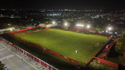 Cambaceres iluminó el cielo de Ensenada en una noche histórica en su estadio