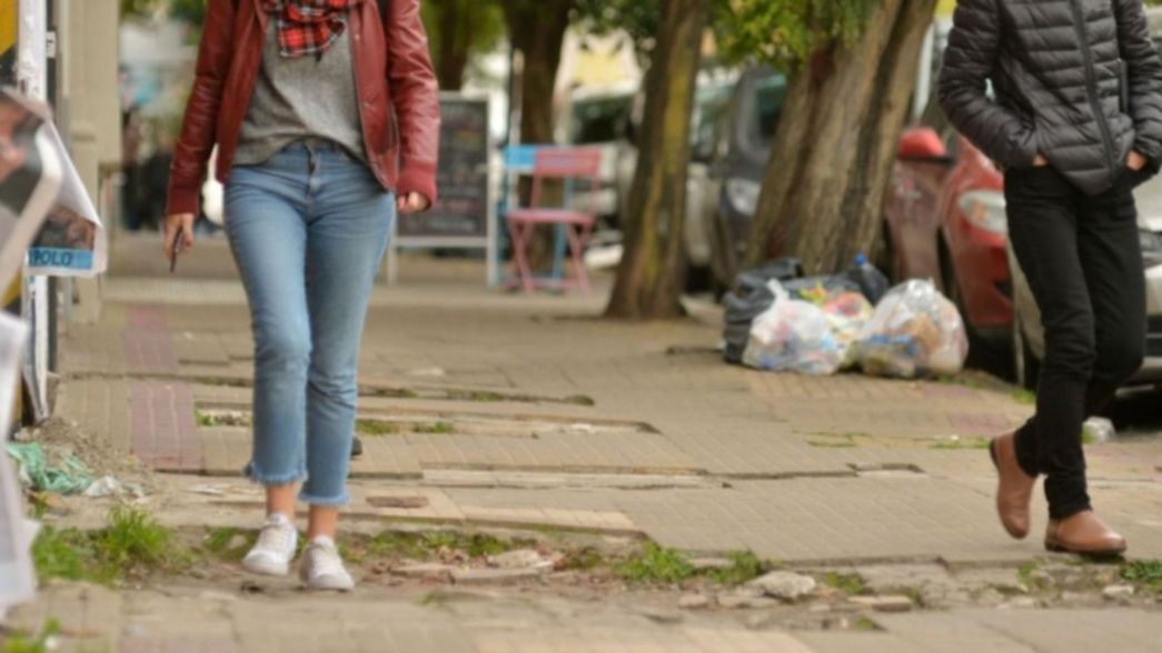 Aprobaron un ambicioso plan para construir, mantener y reparar veredas en La Plata