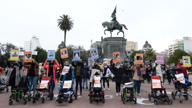 padres y madres se movilizaron en la plata para que sus hijos reciban la vacuna de pfizer