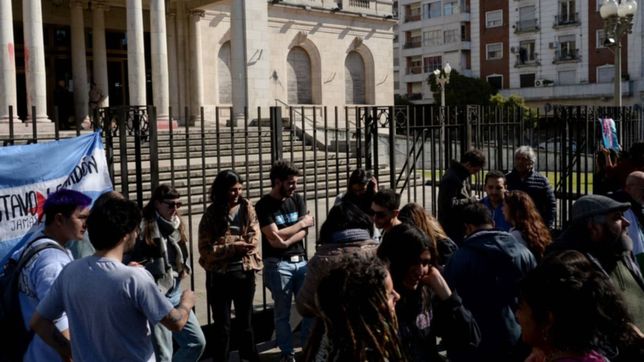 militantes se juntaron para apoyar a cristina kirchner en la plata