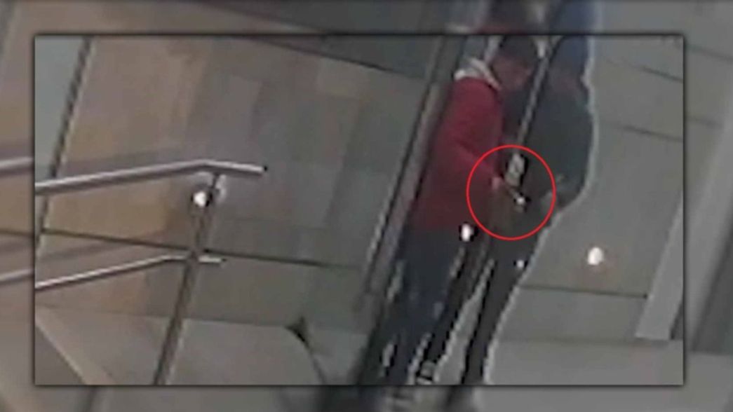 VIDEO: Con una barreta y un billete de 20 pesos entraron a robar un edificio en La Plata