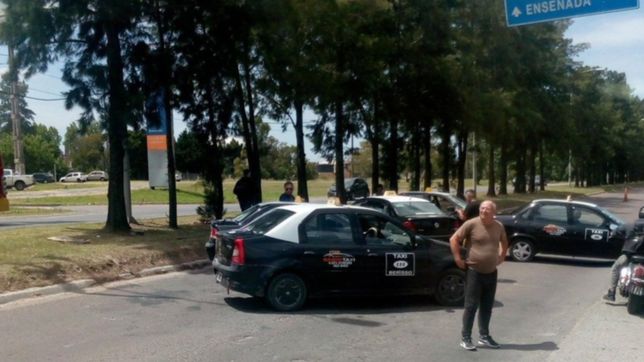 taxistas cortan 60 y protestan en berisso contra una tasa al consumo de combustible