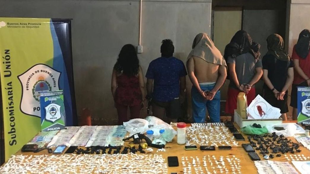Derribarán tres búnkers narcos en La Plata llenos de armas, plata, cocaína y marihuana