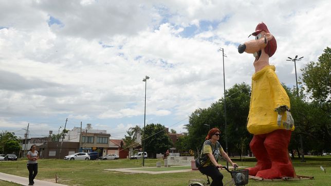 y se puede votar para elegir el mejor muneco de fin de ano en la plata
