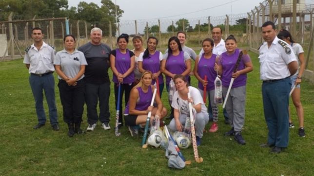 presos de la plata hicieron palos de hockey y los donaron a tres penales de mujeres
