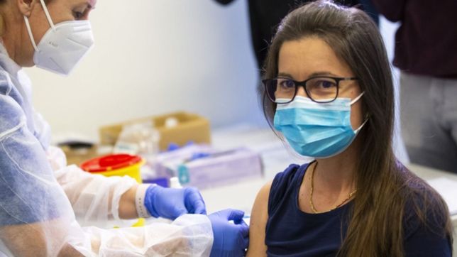 los siete laboratorios con los que el gobierno negocia para ampliar el ingreso de vacunas