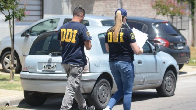 allanaron la casa y el local del peluquero acusado de abusar de una empleada en la plata