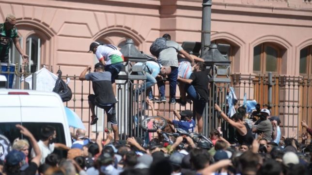 se desbordo el velorio de maradona y los incidentes llegaron a casa rosada
