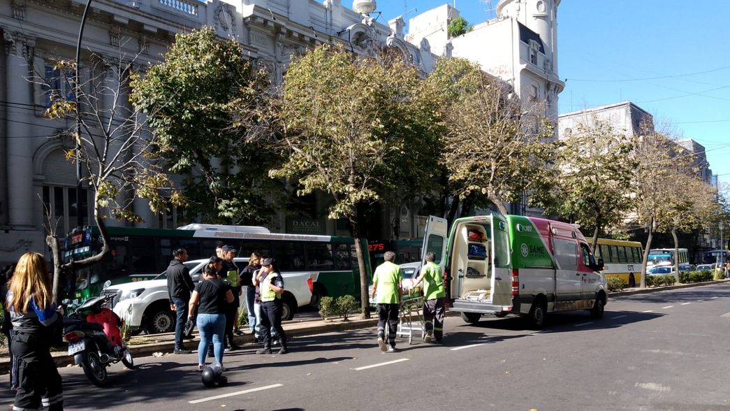 Un auto frenó de golpe y una motociclista lo chocó en plena avenida 7