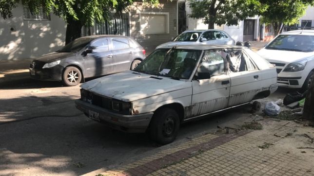 ratas, basura e inseguridad: crece la preocupacion por un auto abandonado en barrio norte