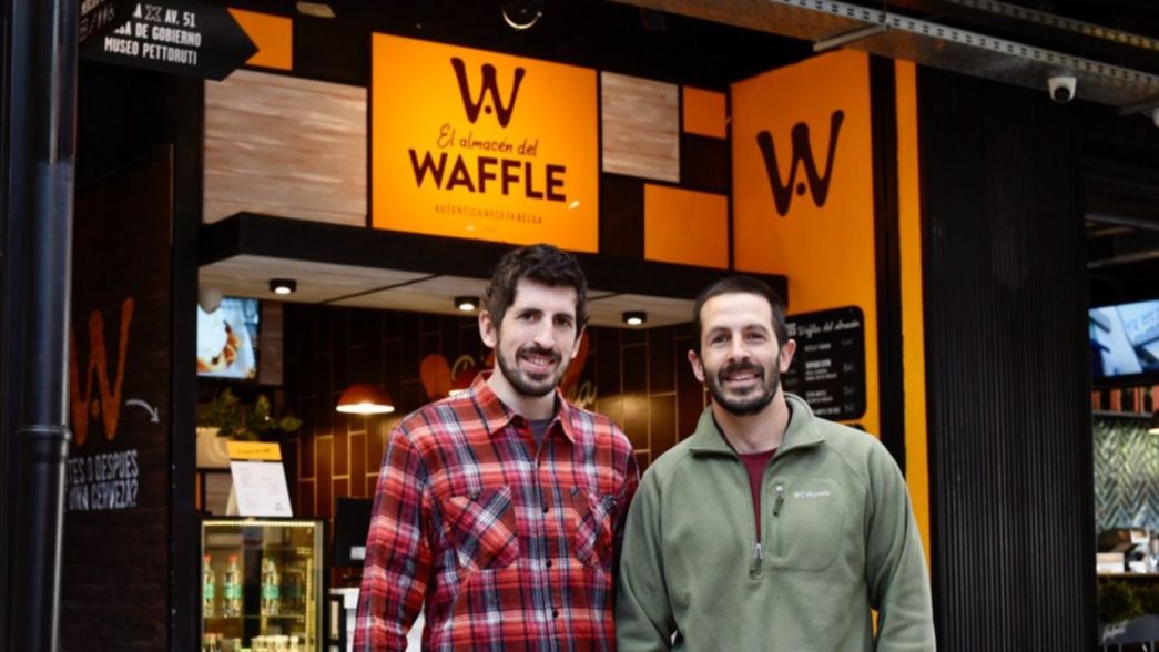 La historia de los hermanos platenses que saltaron de vender en una plaza a La Plata Soho