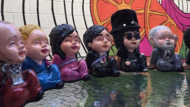 budas, personajes y retratos personales: las impresionantes esculturas de bambalinas