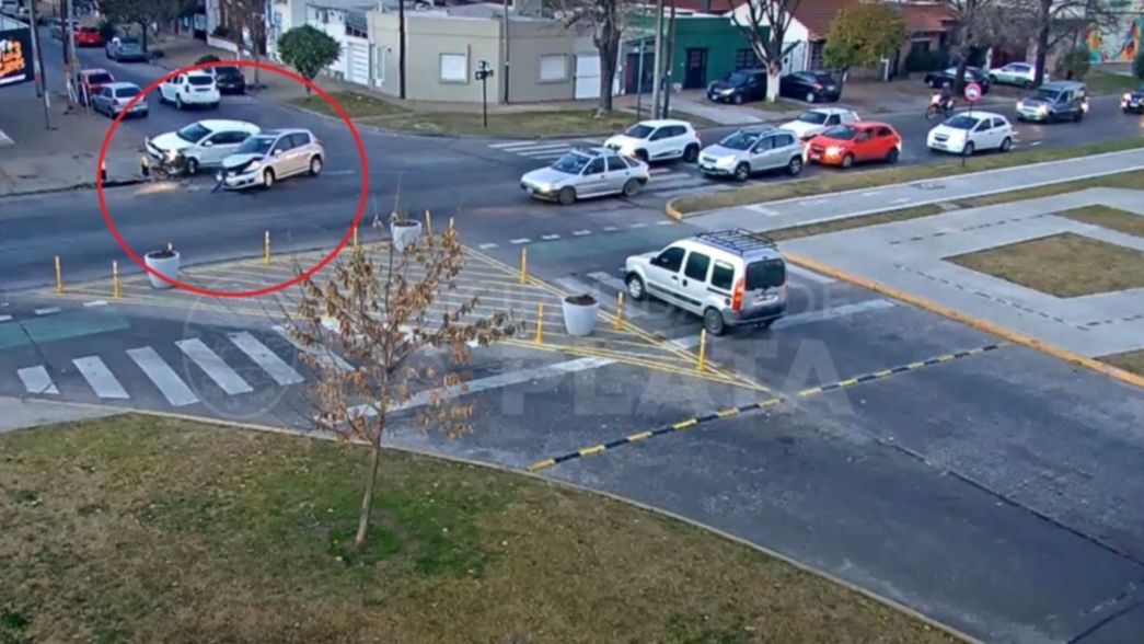 VIDEO: Así fue el accidente que terminó con un auto encima de las barreras antichoque