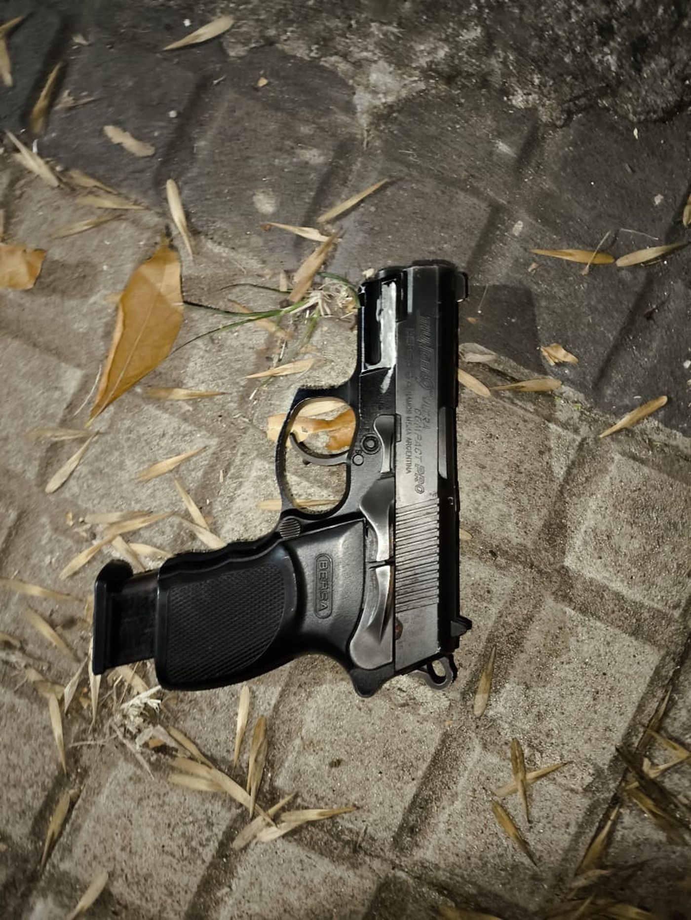 El arma descartada por los delincuentes.