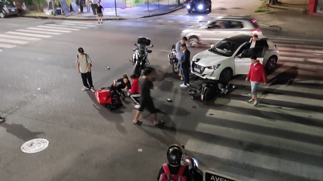 un auto y una moto chocaron en la plata y estuvo a punto de ser una tragedia