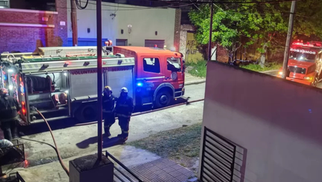 Un incendio destruyó un departamento en Berisso y una mujer terminó internada por las quemaduras