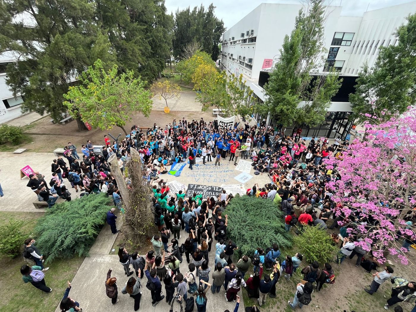 Cuatro facultades de la UNLP ya aprobaron en asamblea la toma del edificio en la antesala a la marcha de antorchas del miércoles.