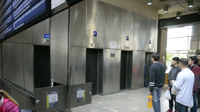 nuevo susto en la torre 2: se quedo un ascensor con 7 personas adentro