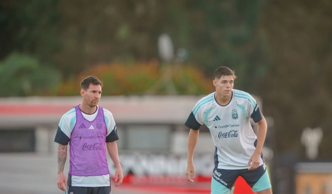 Tomás Palacios junto a Messi en el entrenamiento.