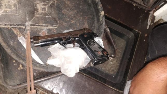 amenazaron con matar a un vecino de ensenada y cayeron con drogas y armas