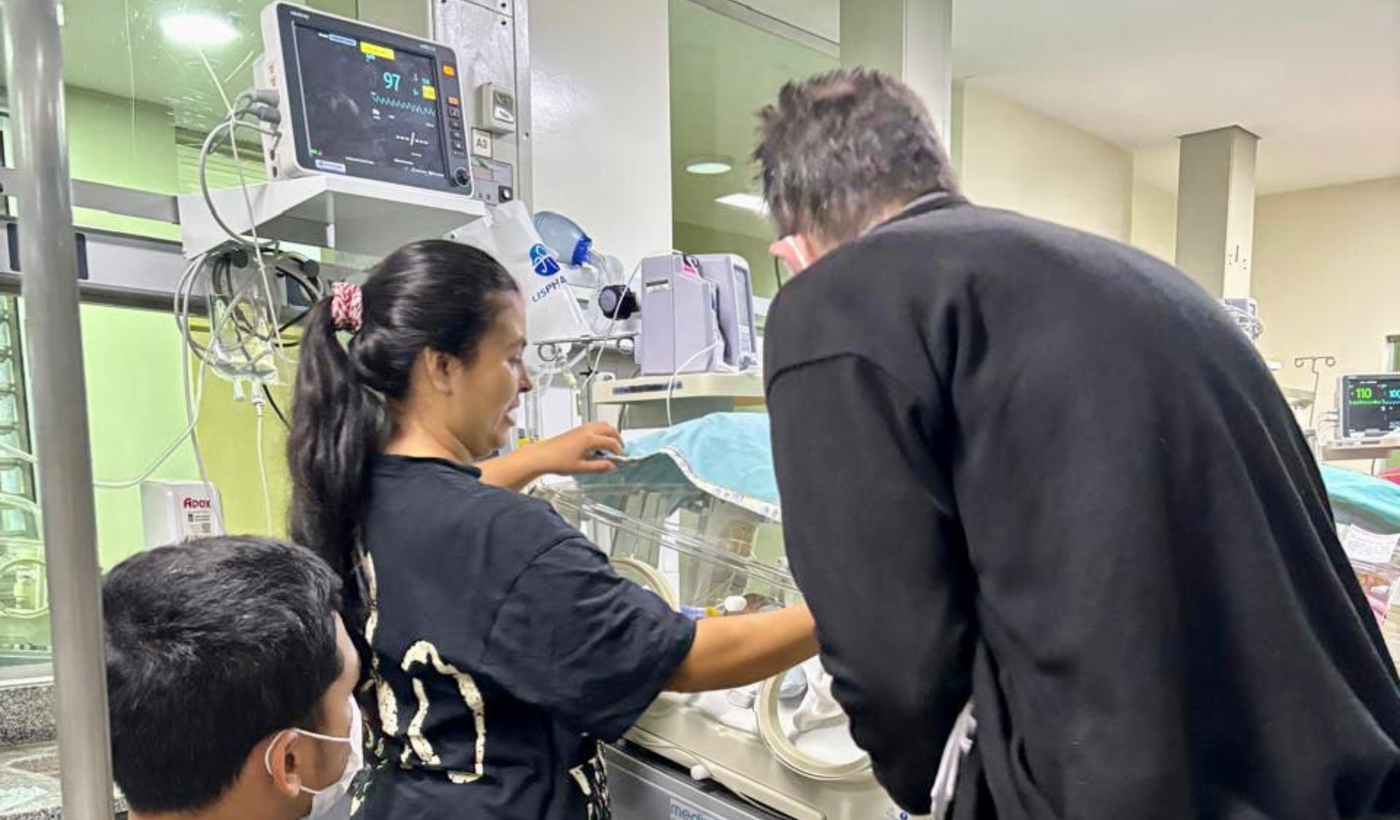 Arzobispo Carrara en el Hospital de Niños.png