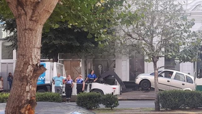 un hombre se atrinchero en su auto para evitar que se lo lleve la grua