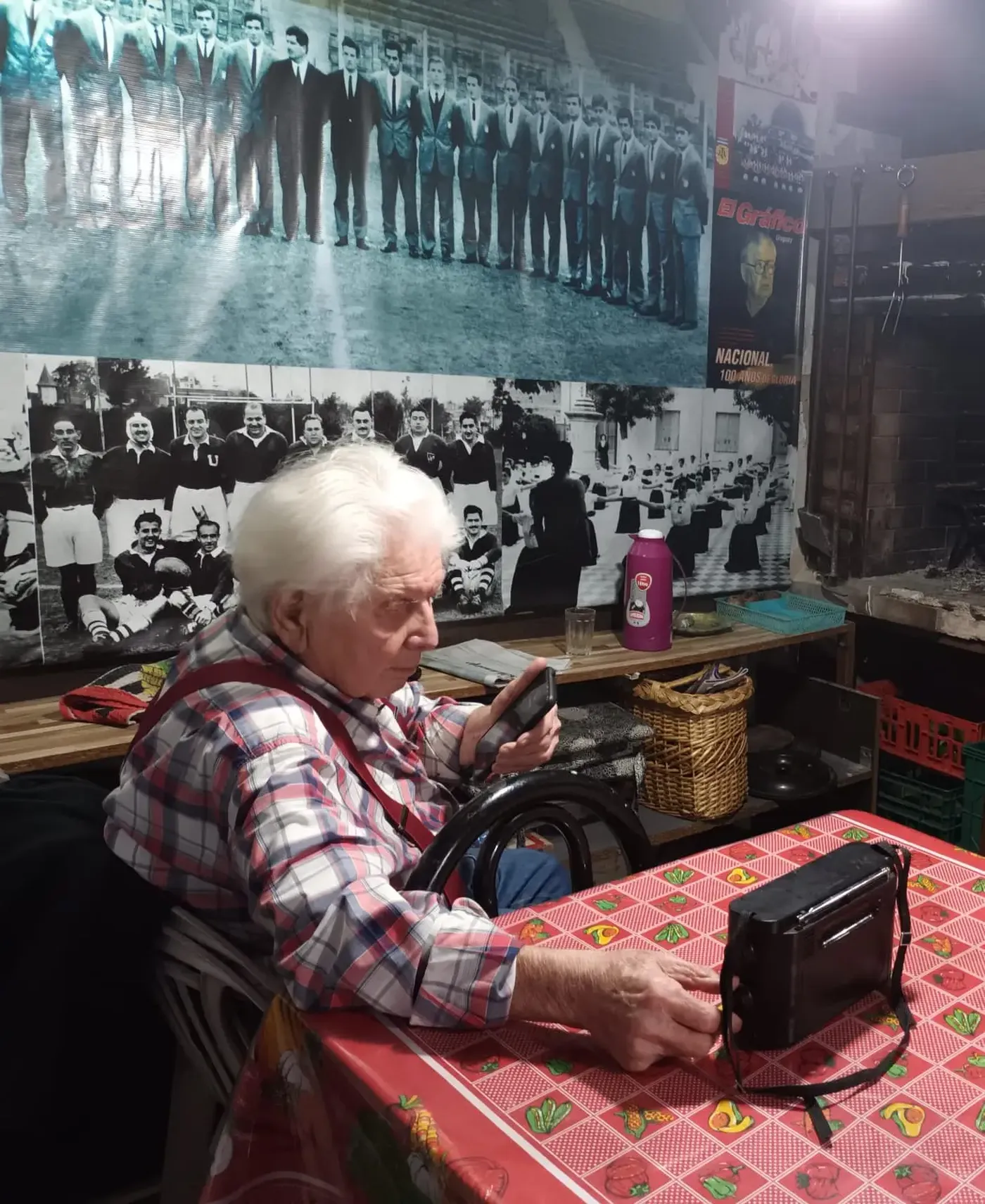 Miguel, en el quincho, junto a su radio a transistores, rescata la atmósfera entrañable de otro tiempo del fútbol.