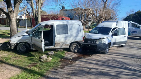 Un automovilista de La Plata terminó internado tras un choque entre dos camionetas