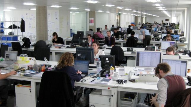 el gobierno evalua reducir de manera escalonada la cantidad de horas de la semana laboral