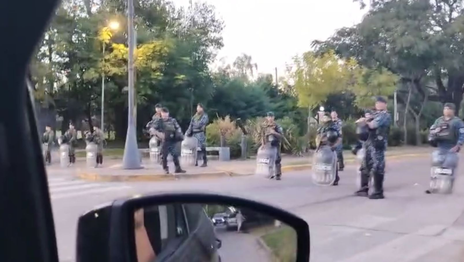 Allanan galpones de la UOCRA en Tolosa tras los enfrentamientos en el hospital de Gonnet