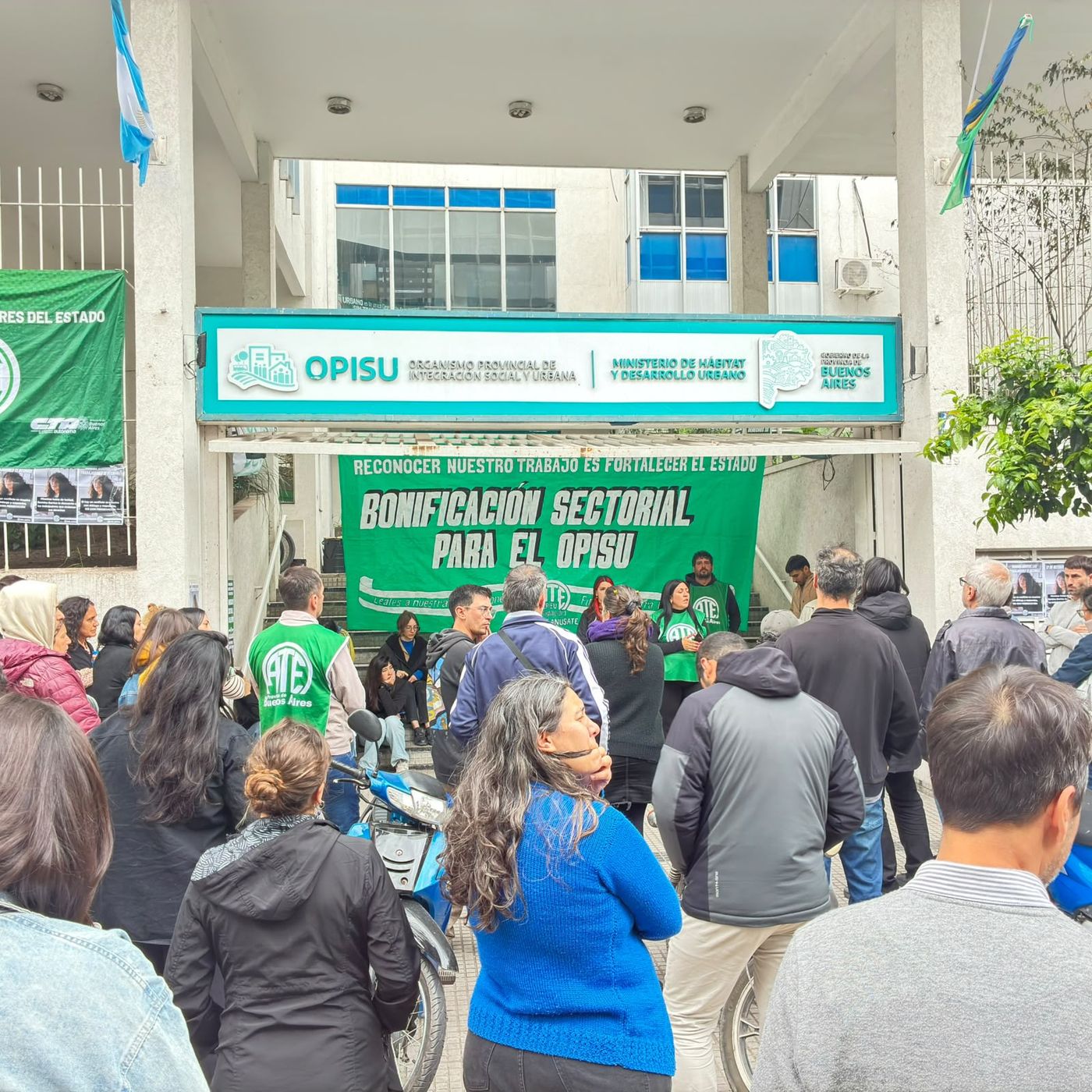 Una de los actos realizados en la calle, frente a las oficinas del OPISU en 47 entre 5 y 6