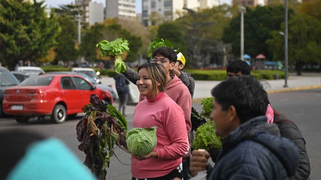 productores horticolas hicieron un verdurazo en plaza moreno para exigir obras y seguridad